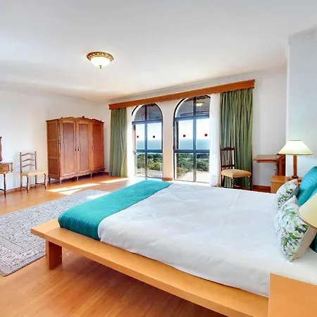 빌라 Albuar Patroves